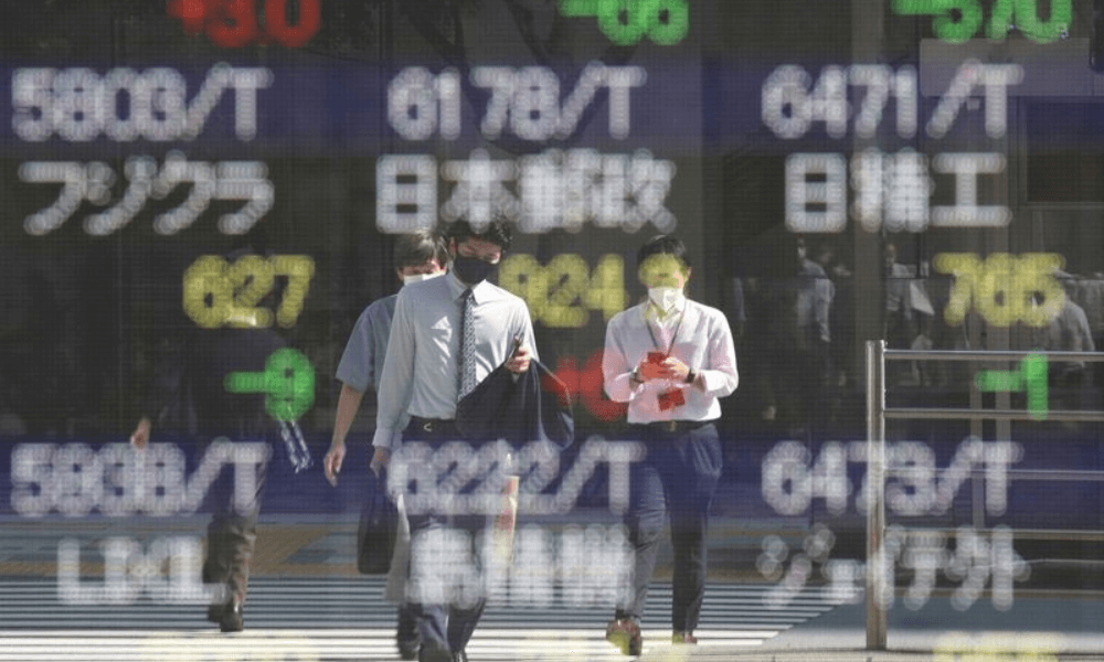 Asia shares struggle, oil falls as recession fears linger